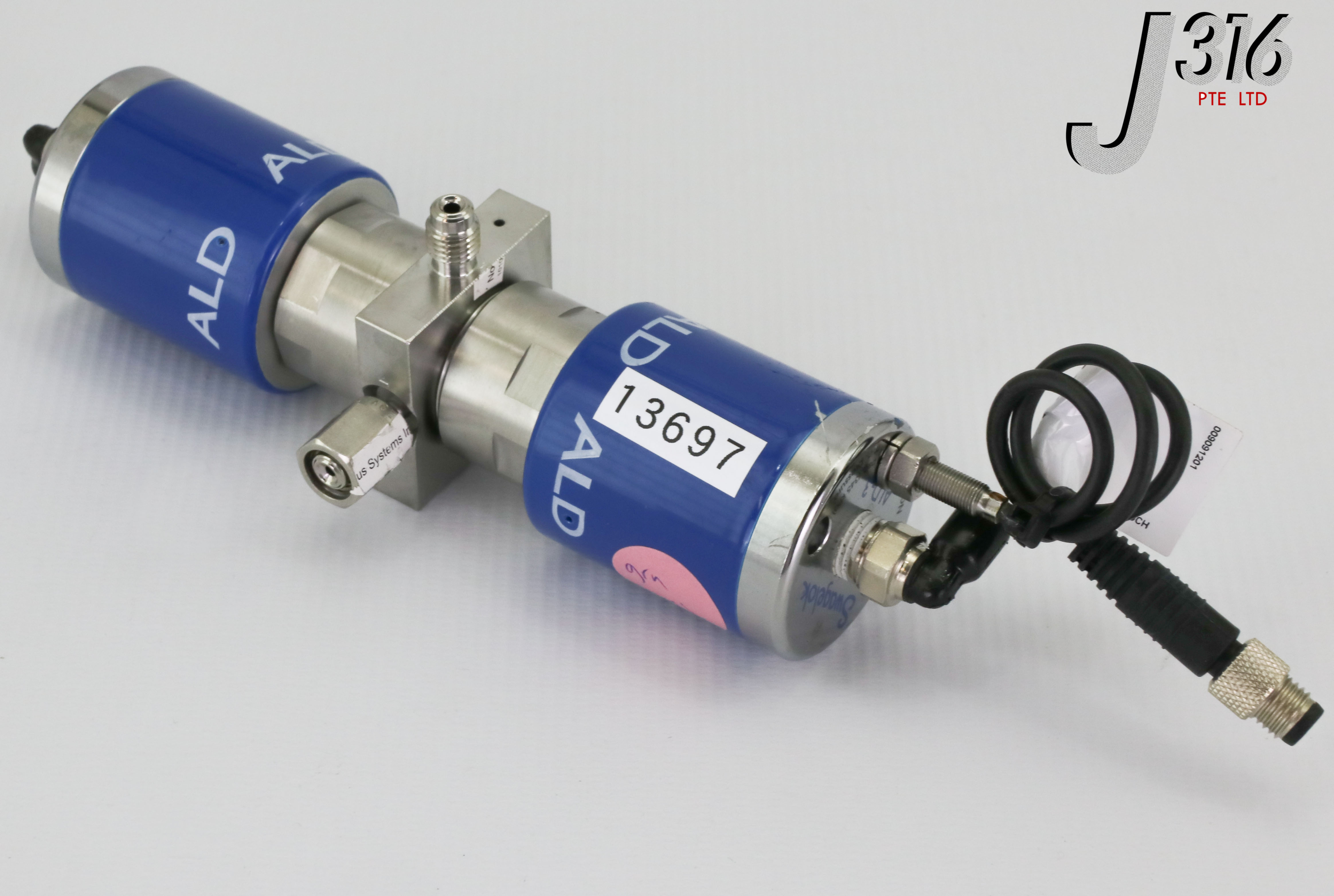 13697 SWAGELOK 2 WAY DIAPHGRAM VALVE W/ BALLUFF BES0315 SENSOR ALD